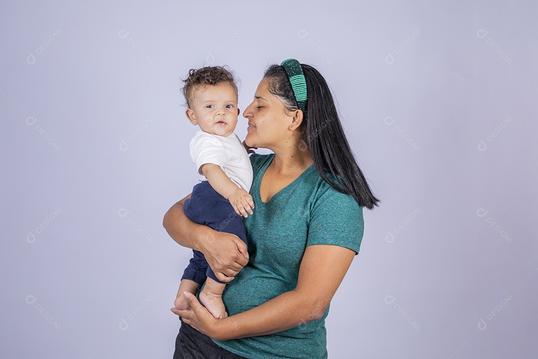 Mãe dedicada e carinhosa dando cheirinho no seu bebê
