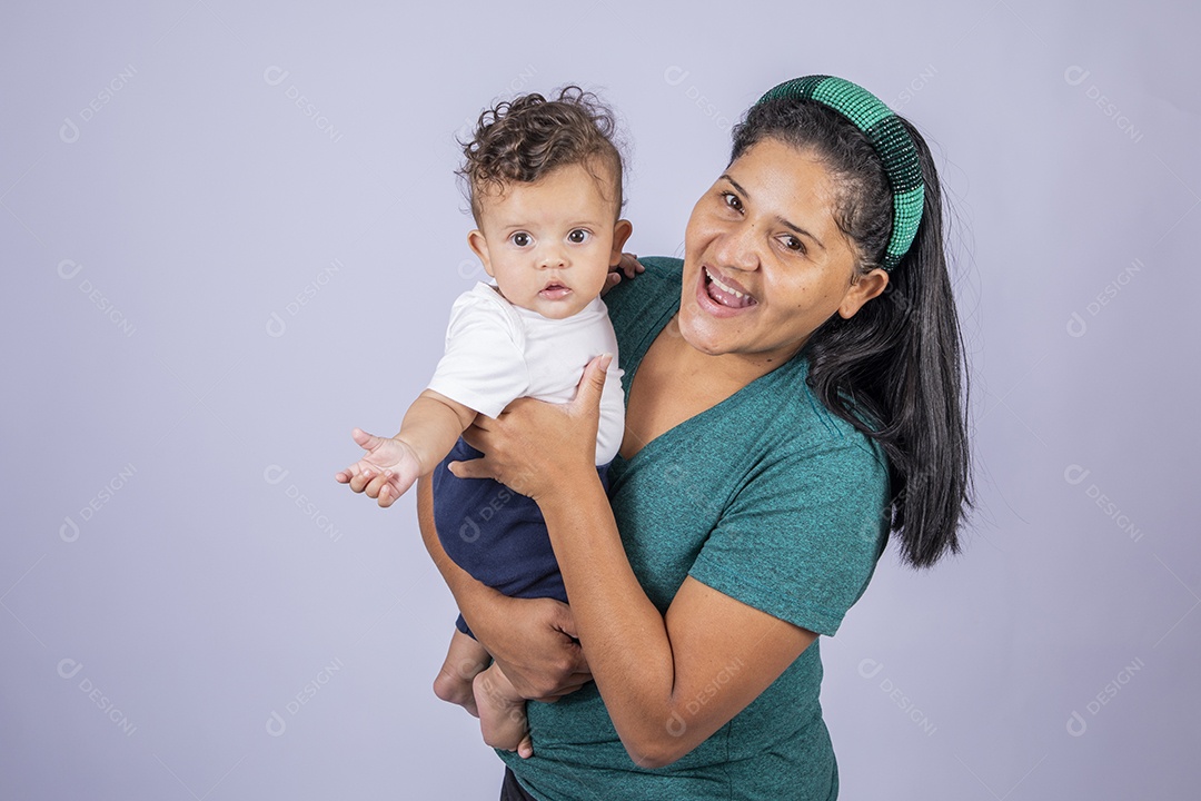 Mãe dedicada e carinhosa segurando seu bebê feliz