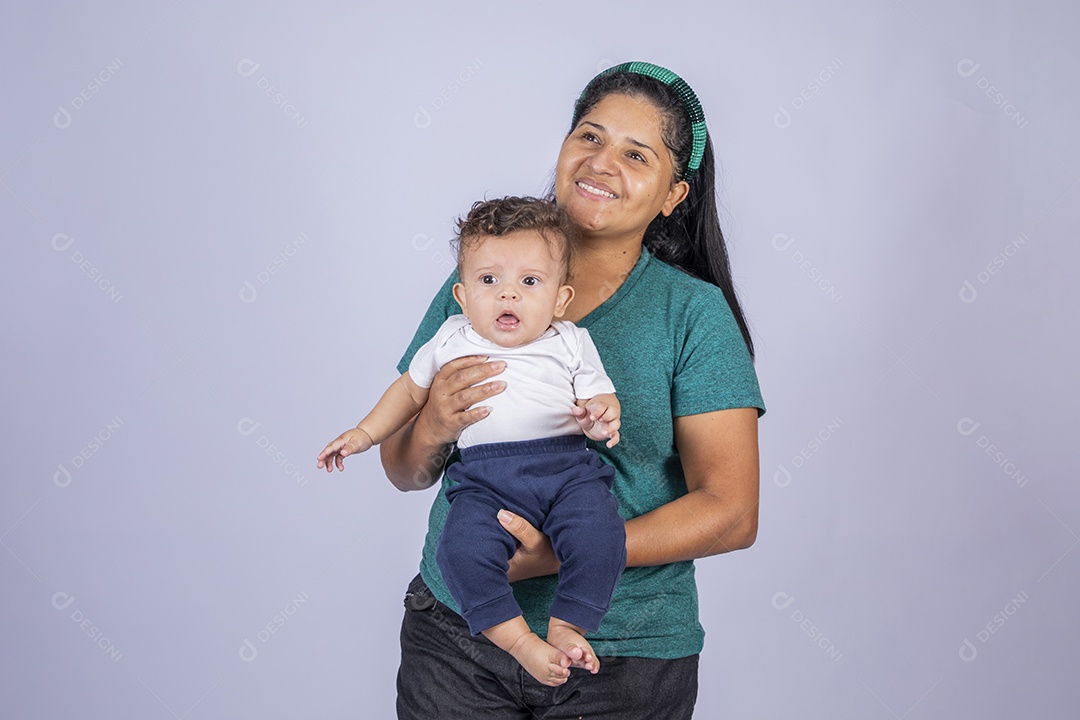 Mãe dedicada e carinhosa segurando seu bebê