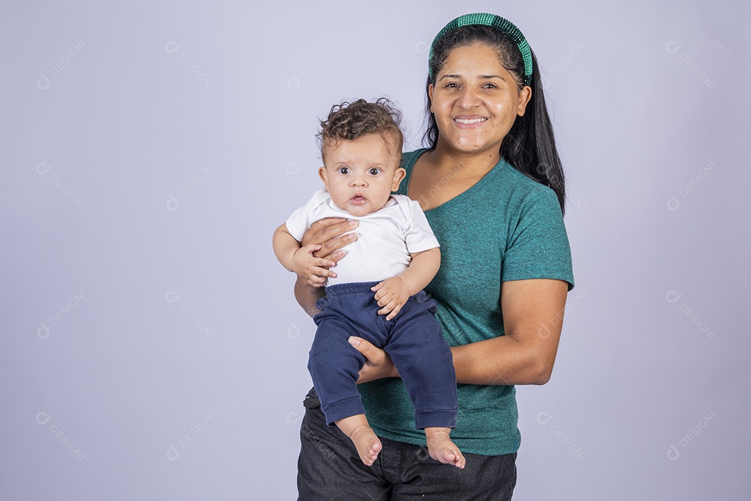 Mãe dedicada e carinhosa segurando seu bebê feliz