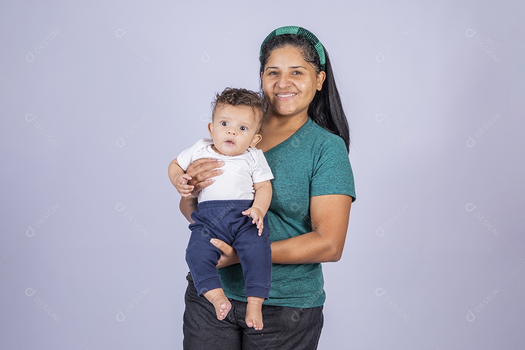 Mãe dedicada e carinhosa segurando seu bebê feliz