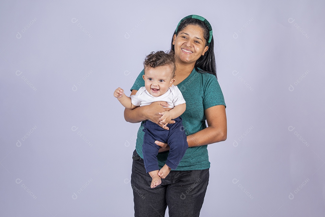 Mãe dedicada e carinhosa segurando seu bebê feliz