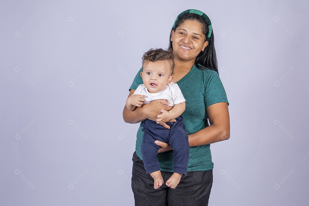 Mãe dedicada e carinhosa segurando seu bebê feliz