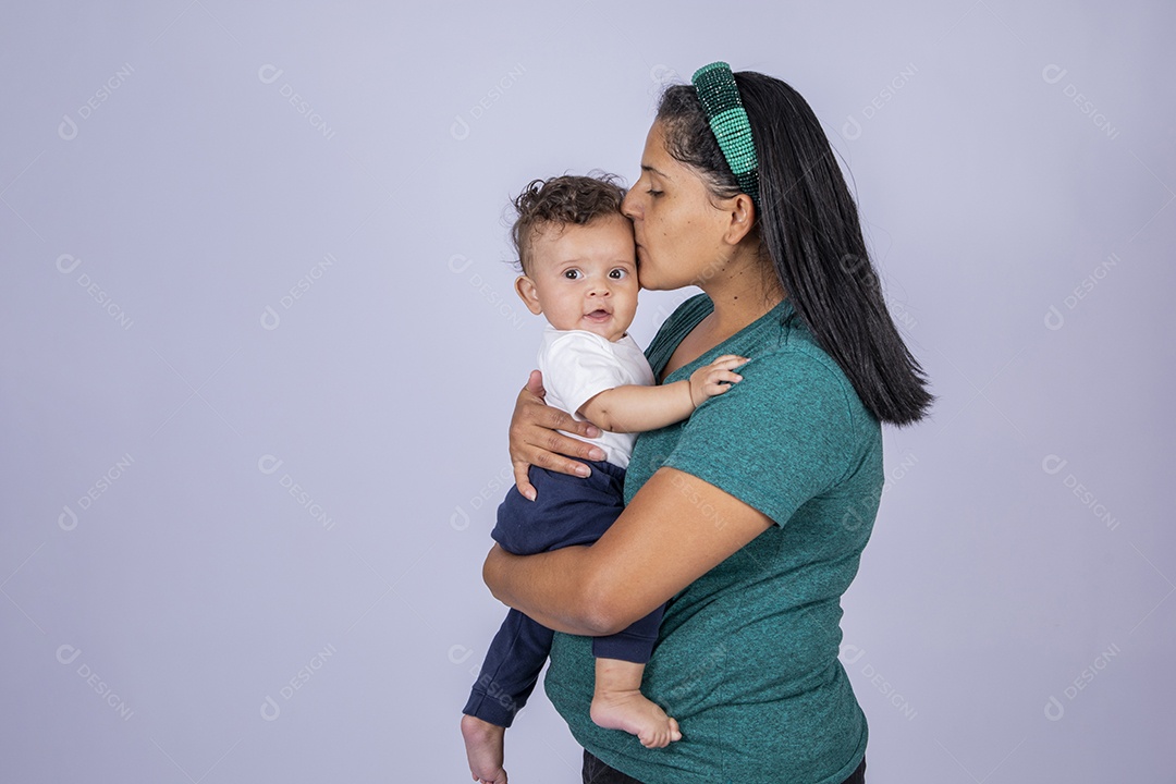 Mãe dedicada e carinhosa beijando seu bebê