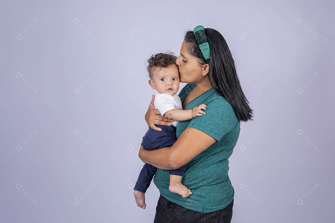Mãe dedicada e carinhosa beijando seu bebê
