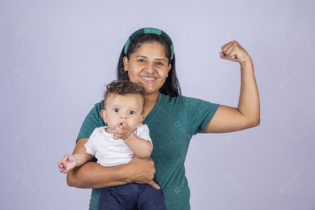 Mãe feliz com seu bebê no colo com gesto de força