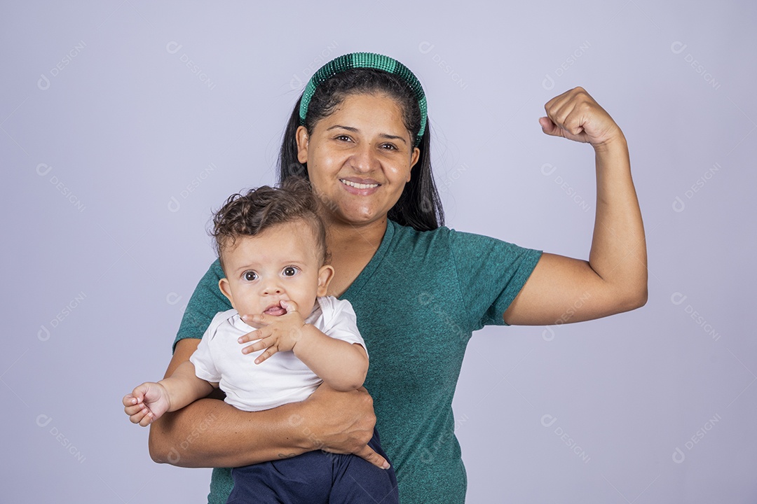 Mãe feliz com seu bebê no colo com gesto de força
