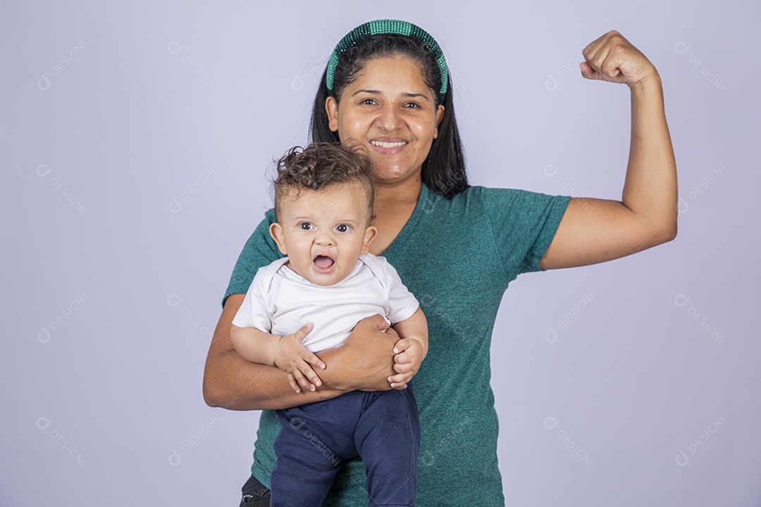 Mãe feliz com seu bebê no colo com gesto de força