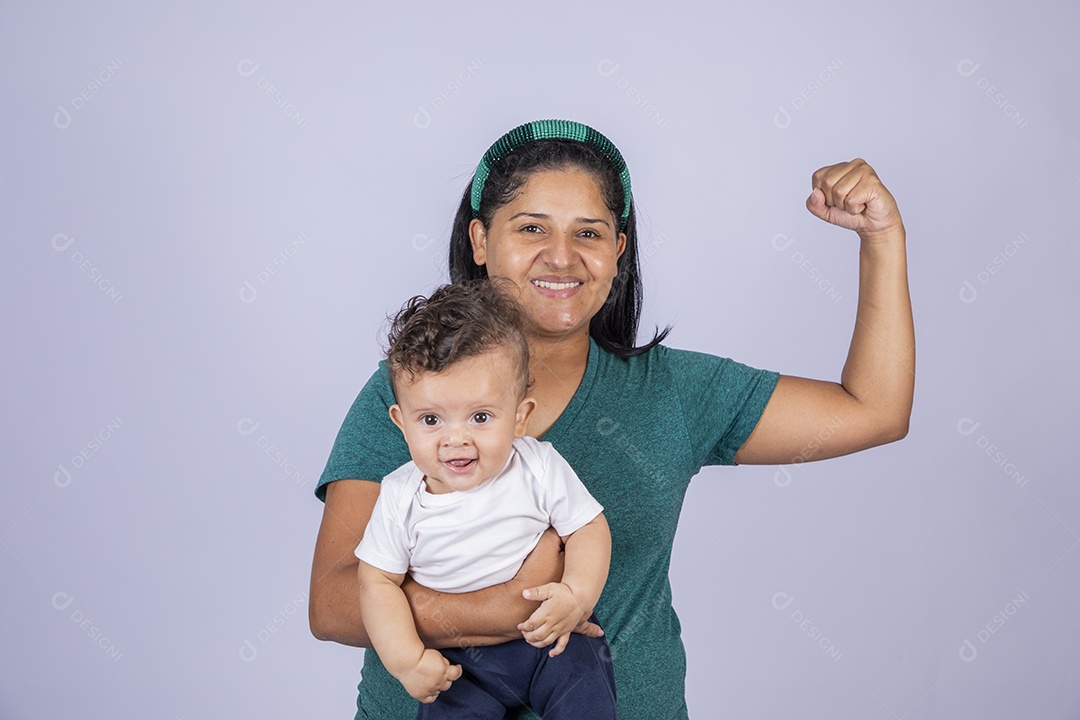 Mãe feliz com seu bebê no colo com gesto de força