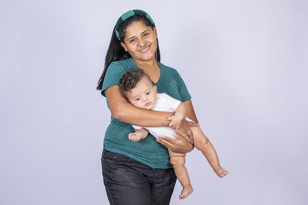 Mãe contente olhando e segurando seu bebê no colo