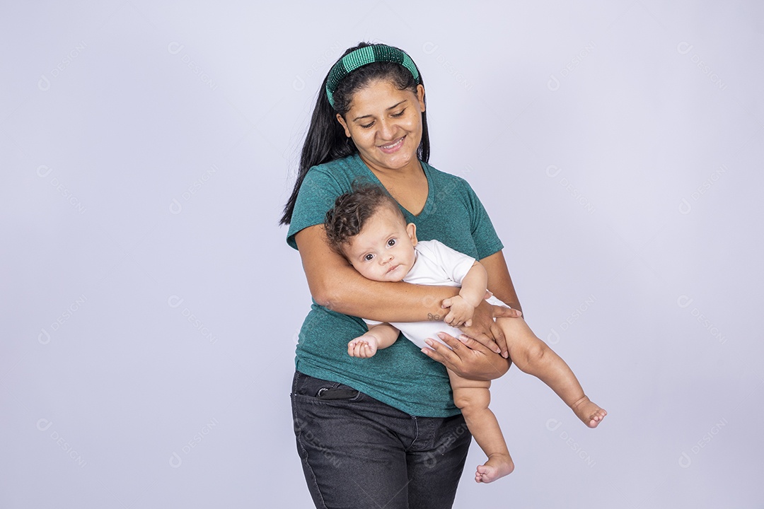 Mãe contente olhando e segurando seu bebê no colo