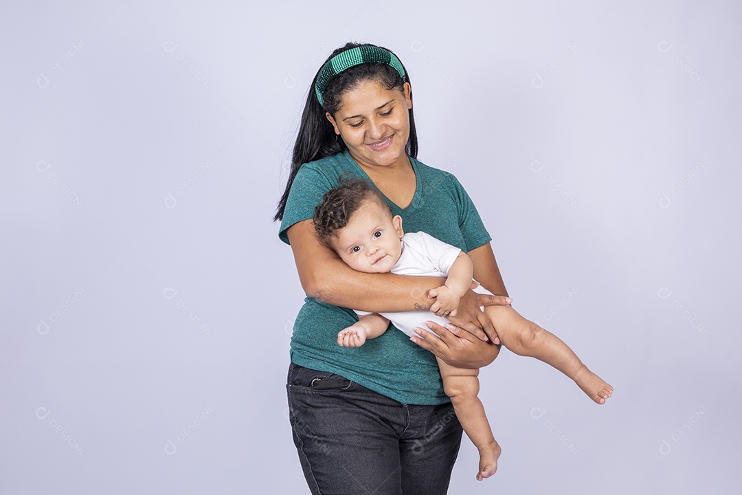 Mãe contente olhando e segurando seu bebê no colo