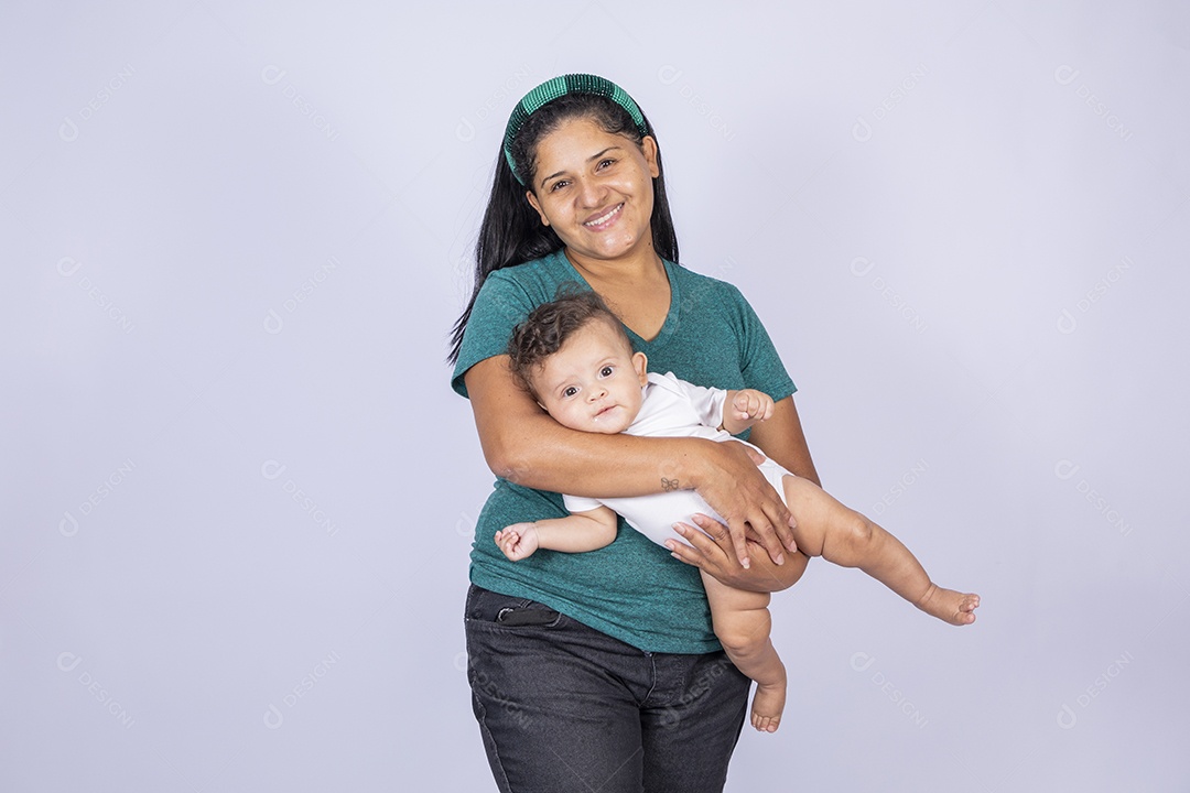 Mãe feliz com seu bebê no colo