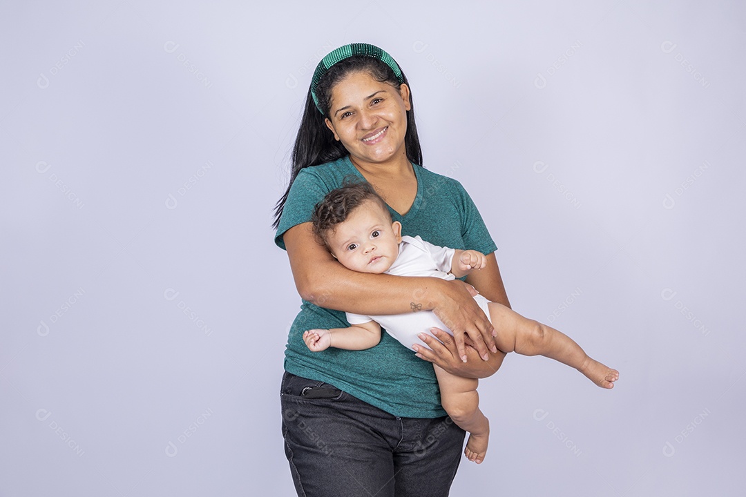 Mãe segurando seu bebê no colo muito felizes