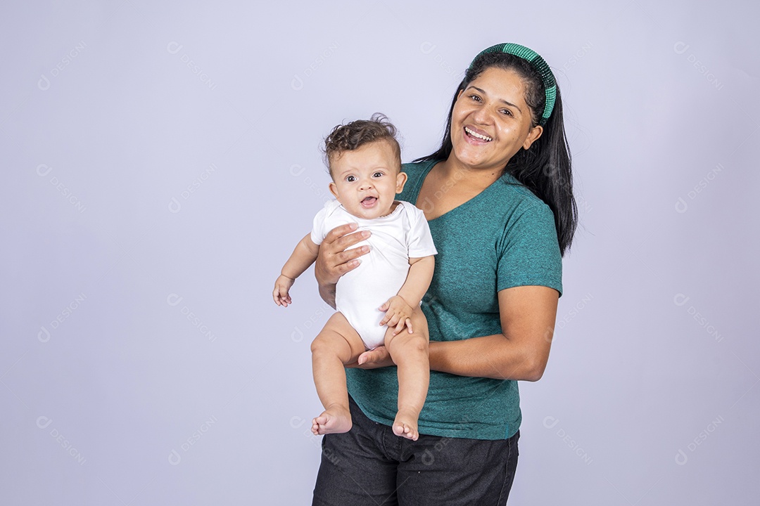 Mãe segurando seu bebê no colo muito felizes