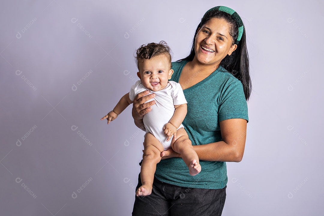 Mãe feliz segurando seu bebê no colo lindos