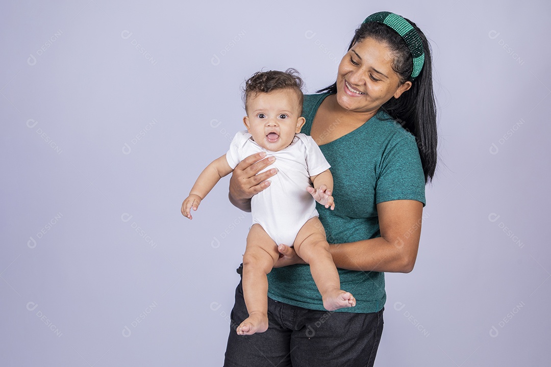 Mãe feliz segurando seu bebê no colo lindos
