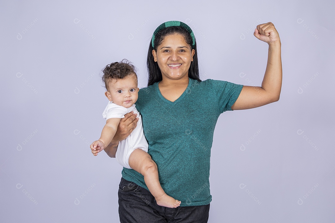 Mãe feliz com seu bebê no colo com gesto de força