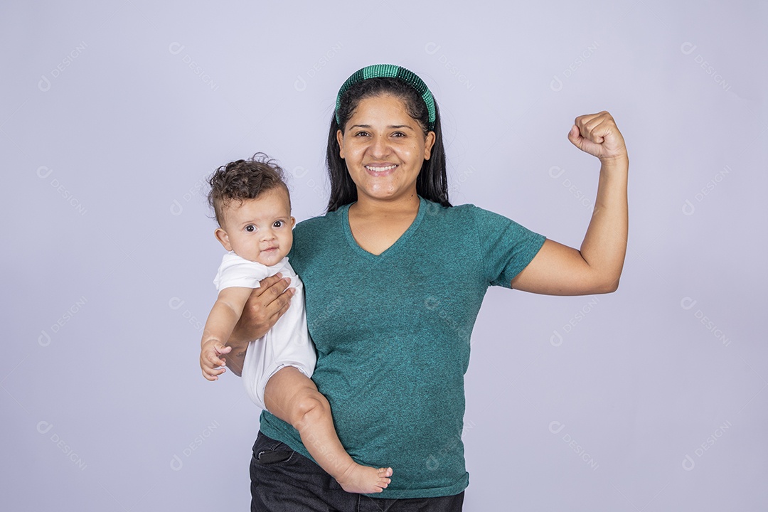 Mãe feliz com seu bebê no colo com gesto de força