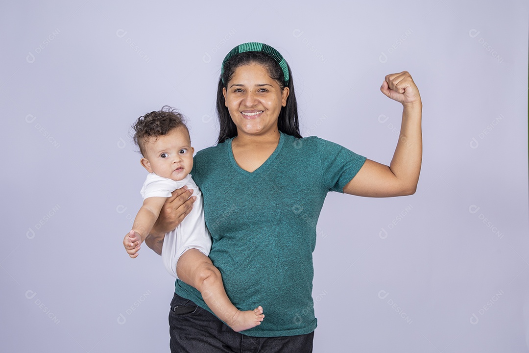 Mãe feliz com seu bebê no colo com gesto de força