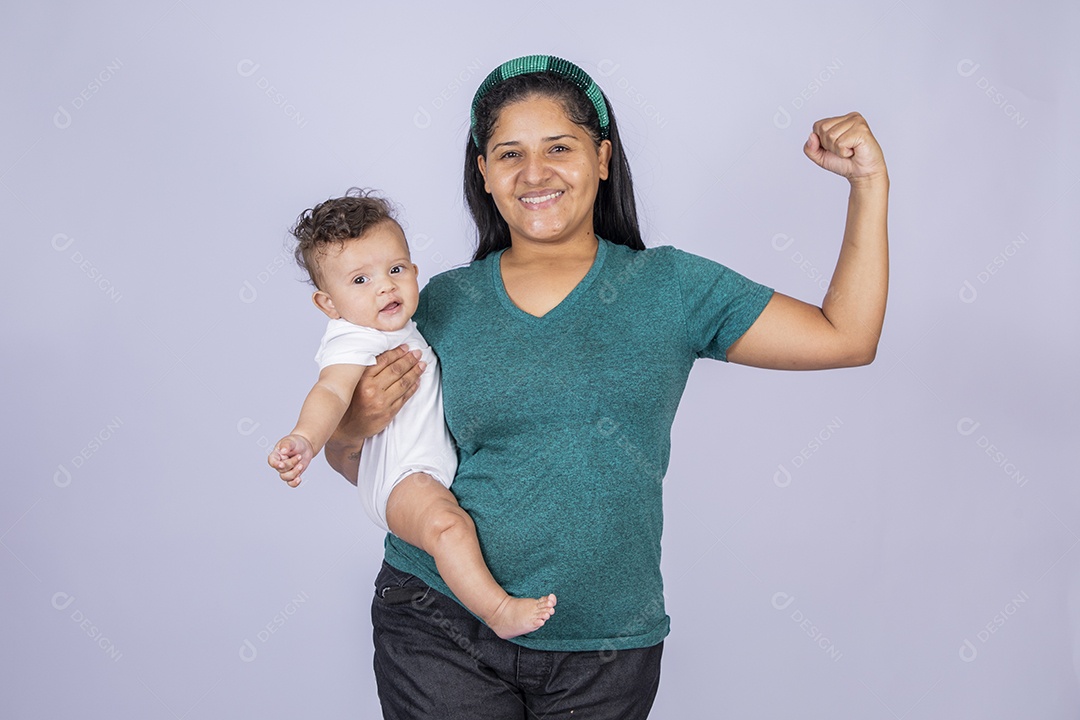 Mãe feliz com seu bebê no colo com gesto de força