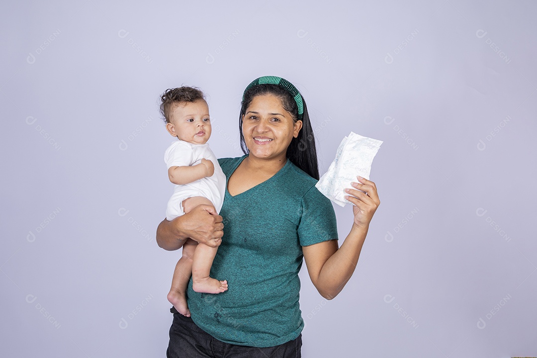 Mãe feliz com seu bebê no colo segurando fraldas