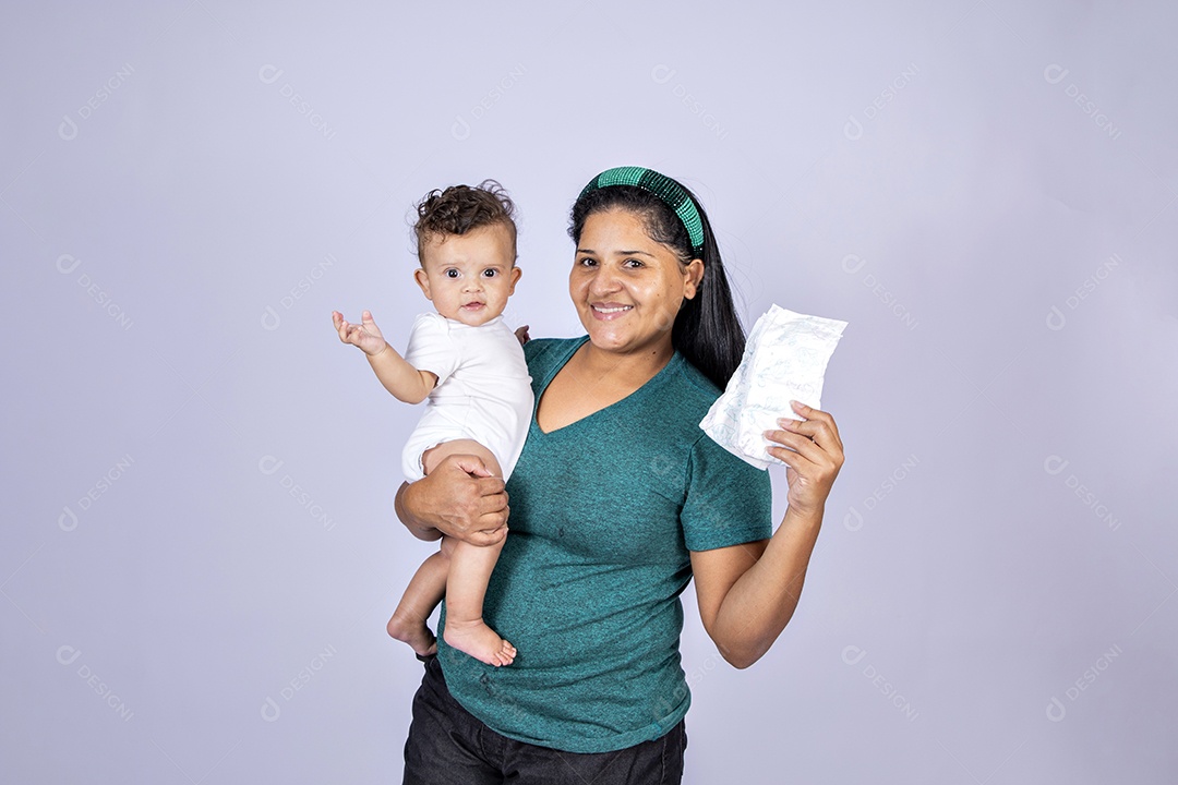 Mãe feliz com seu bebê no colo segurando fraldas