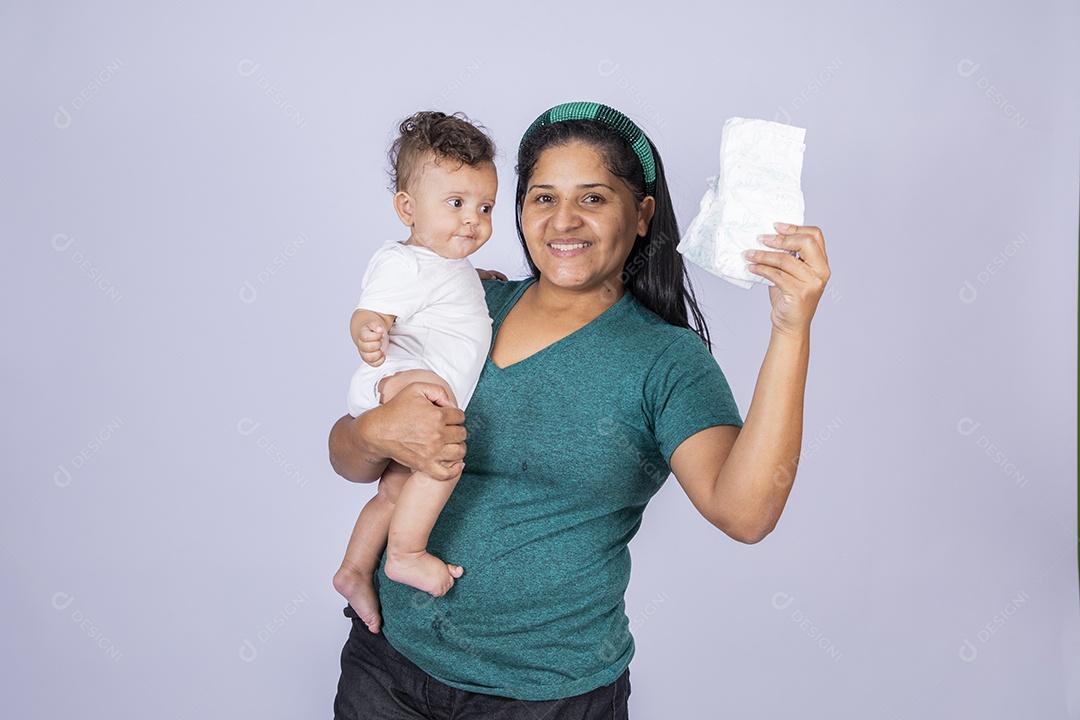 Mãe com seu bebê no colo segurando fraldas na mão