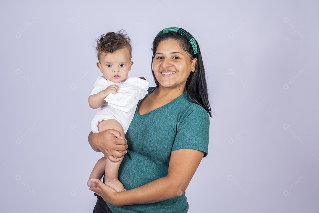 Mãe feliz com seu bebê no colo