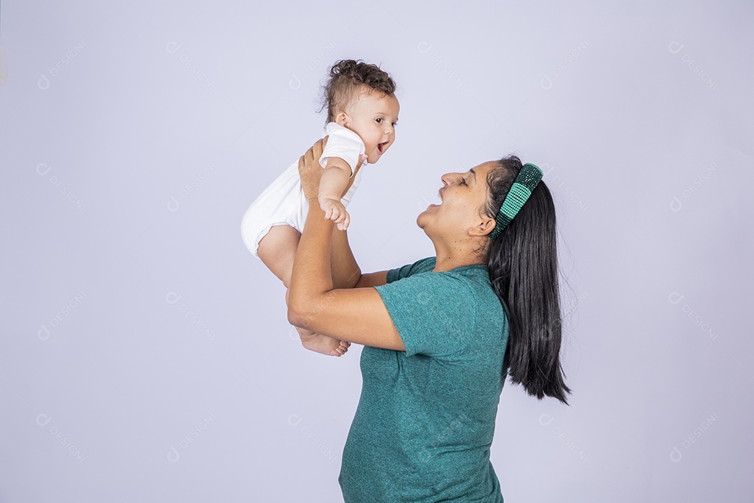 Mãe feliz brincando com seu bebê no colo