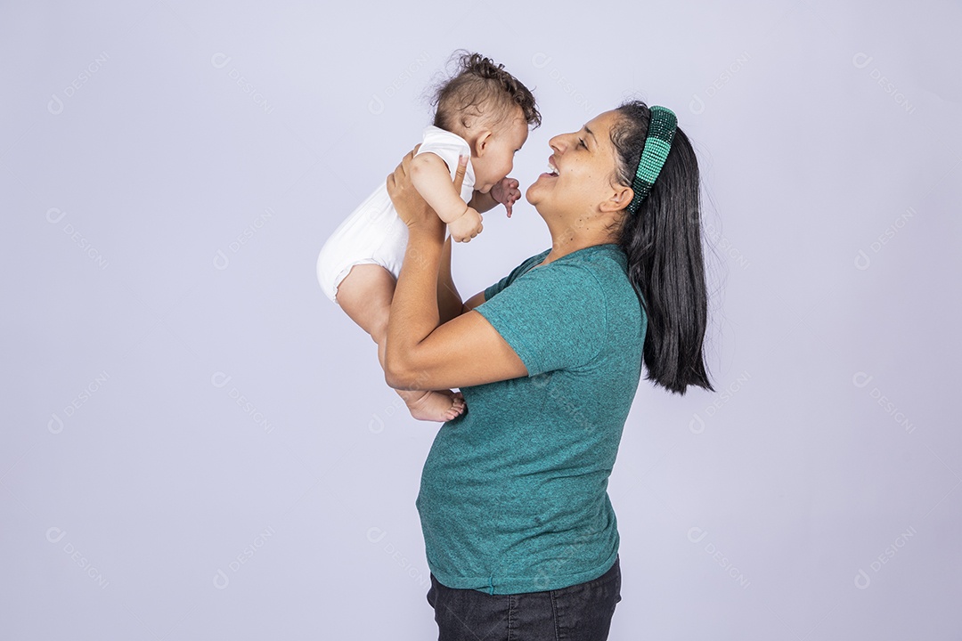 Mãe feliz brincando com seu bebê no colo