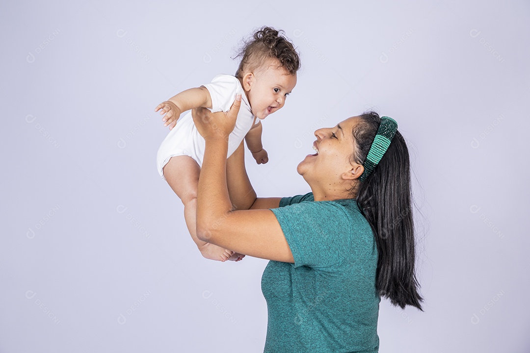 Mãe feliz com seu bebê no colo