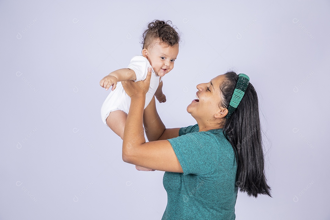 Mãe feliz com seu bebê no colo