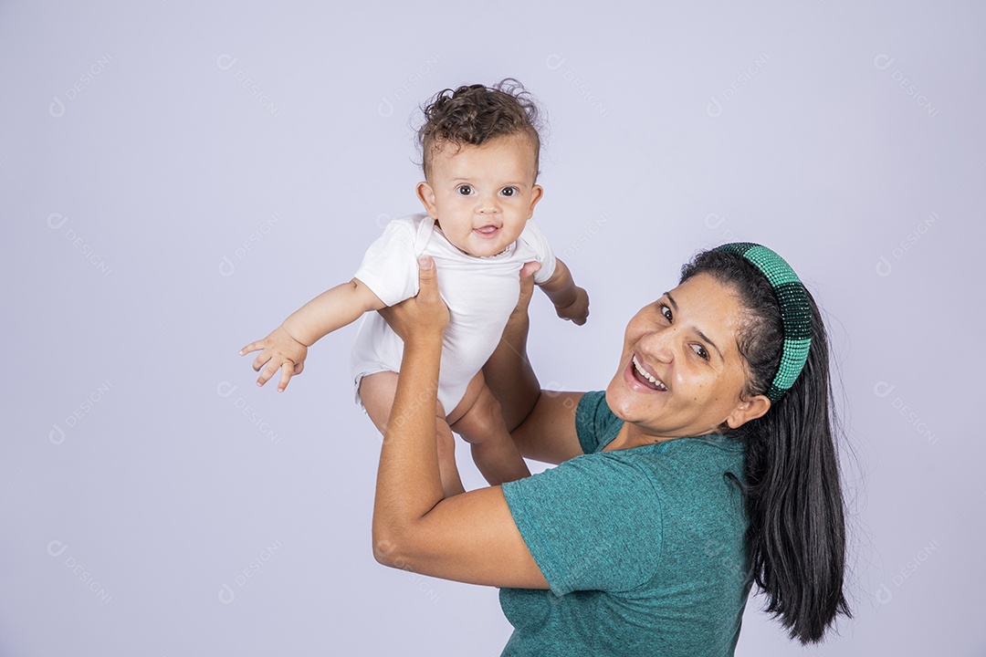 Mãe sorridente com seu bebê no colo