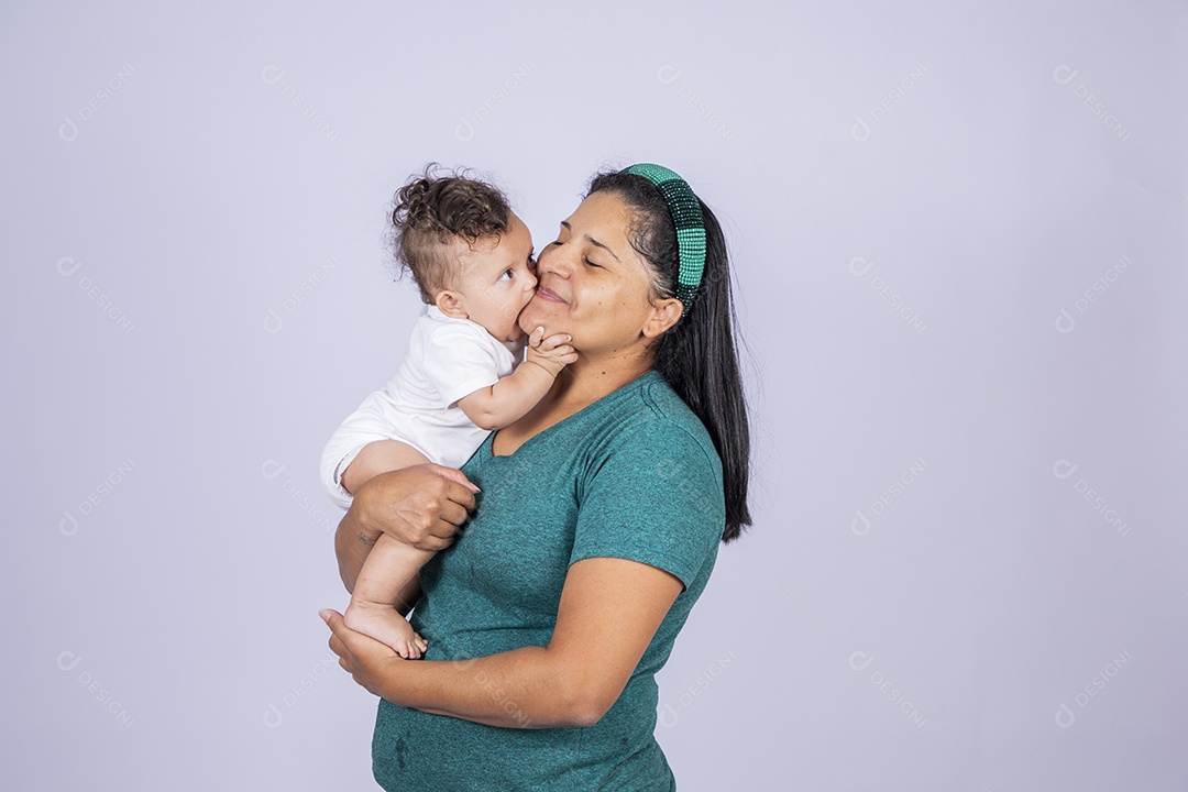 Mãe contente olhando e segurando seu bebê no colo