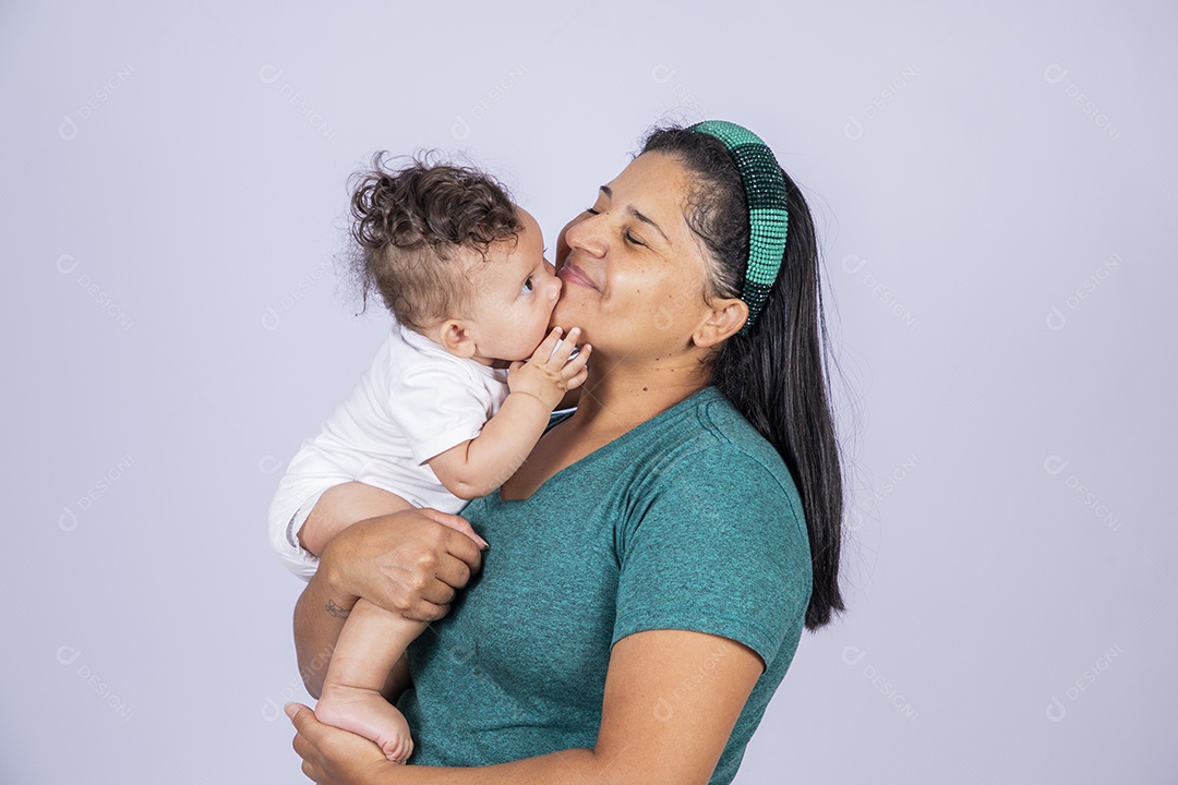 Mãe sendo agarrada por seu bebê