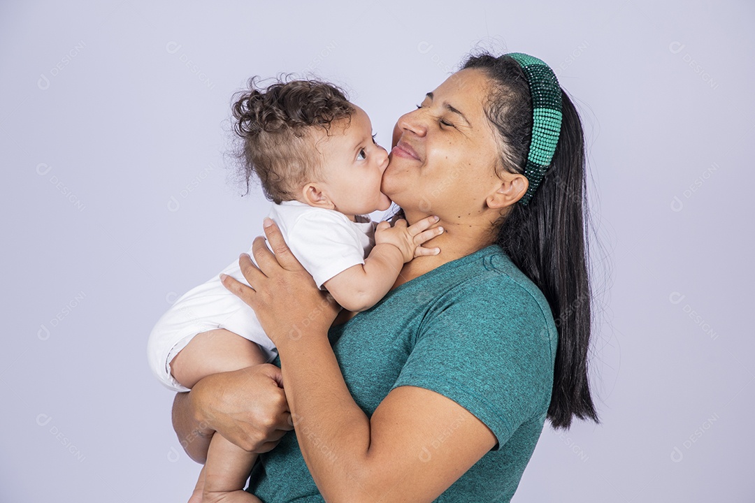 Bebê agarrando sua mamãe com muito amor