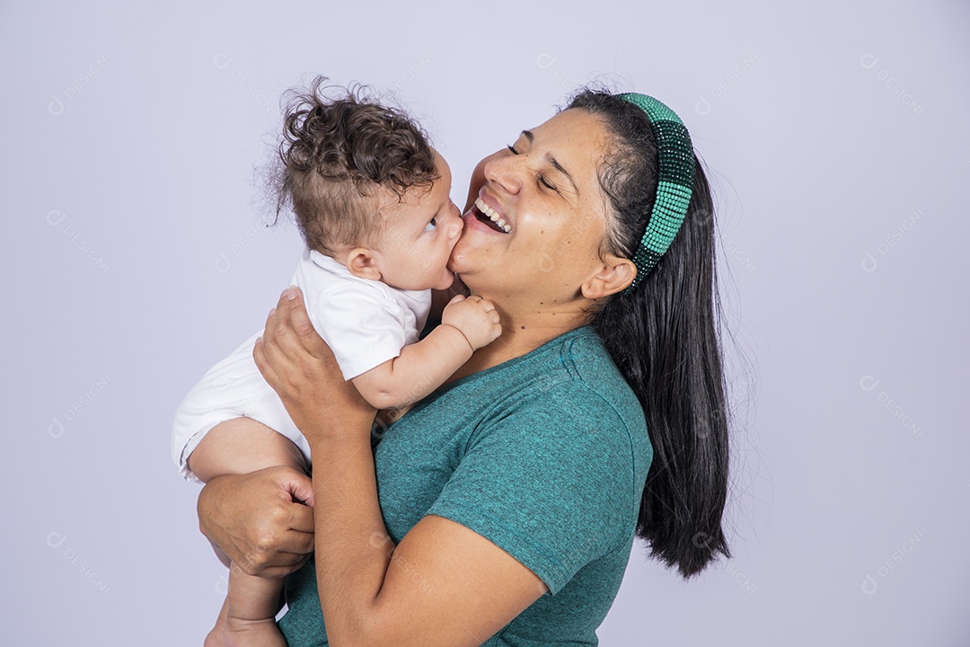 Bebê agarrando sua mamãe com muito amor