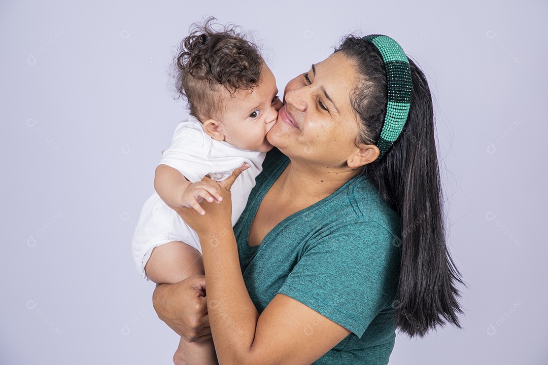 Bebê agarrando sua mamãe com muito amor