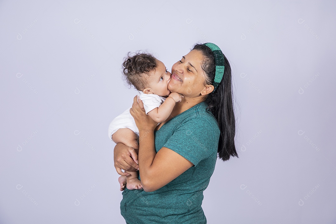Mãe dedicada e carinhosa segurando seu bebê feliz