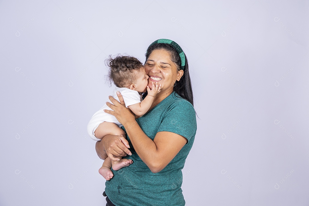 Bebê agarrando sua mamãe com muito amor