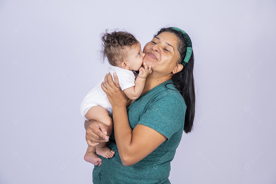 Mãe dedicada e carinhosa segurando seu bebê feliz