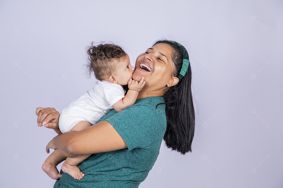 Mãe dedicada e carinhosa segurando seu bebê feliz