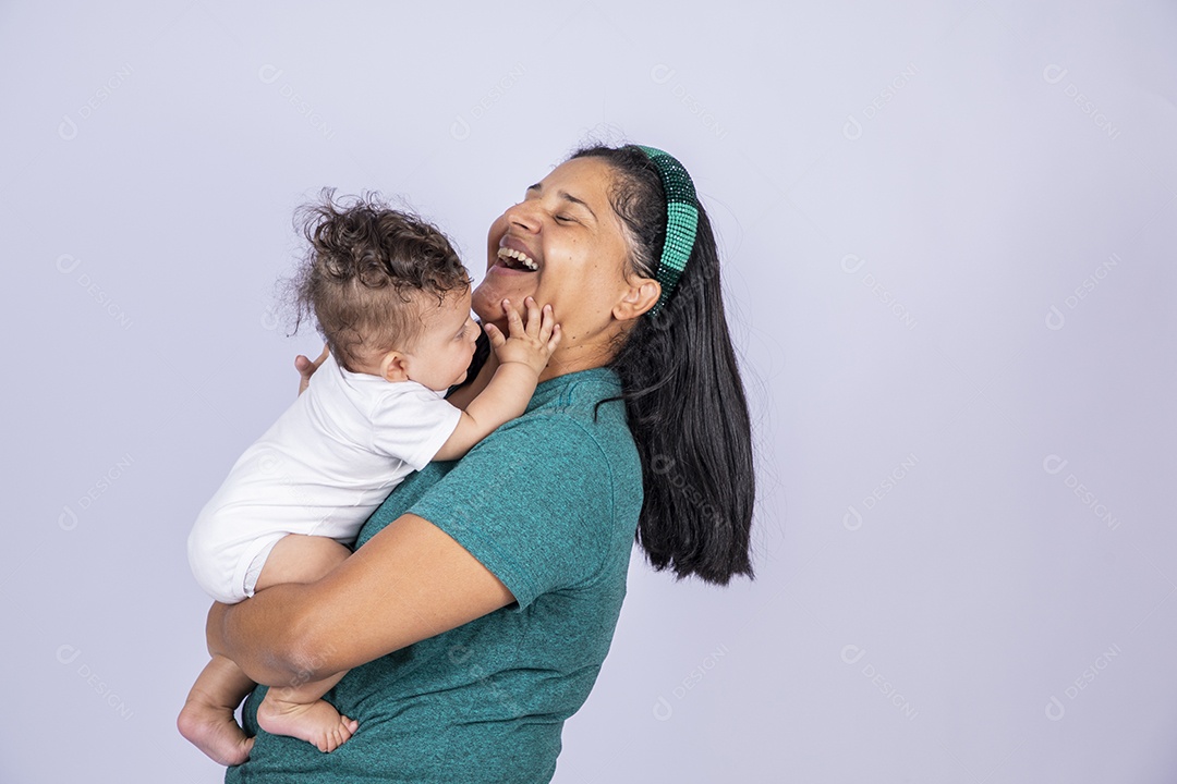 Mãe dedicada e carinhosa segurando seu bebê feliz