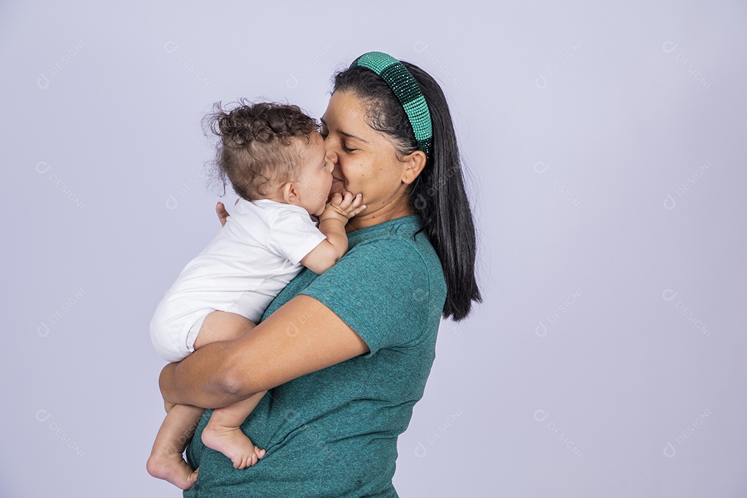 Mãe dedicada e carinhosa dando cheirinho no seu bebê
