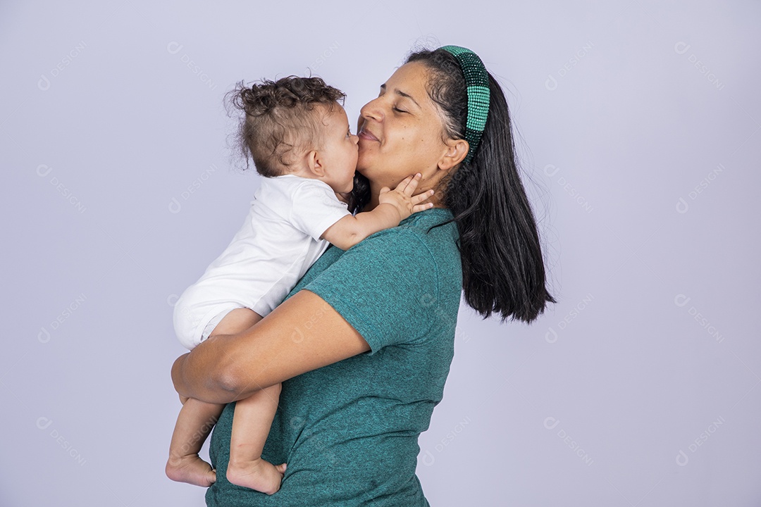 Mãe dedicada e carinhosa segurando seu bebê feliz
