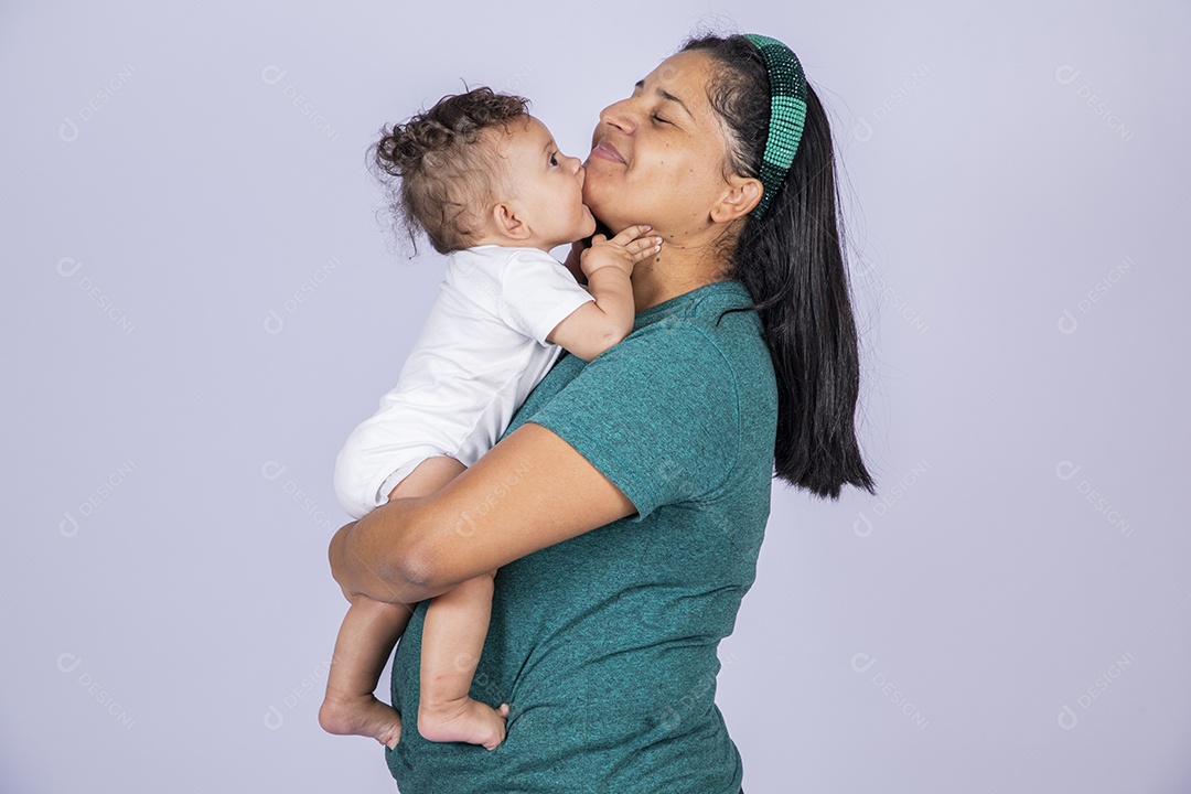 Mãe dedicada e carinhosa dando cheirinho no seu bebê
