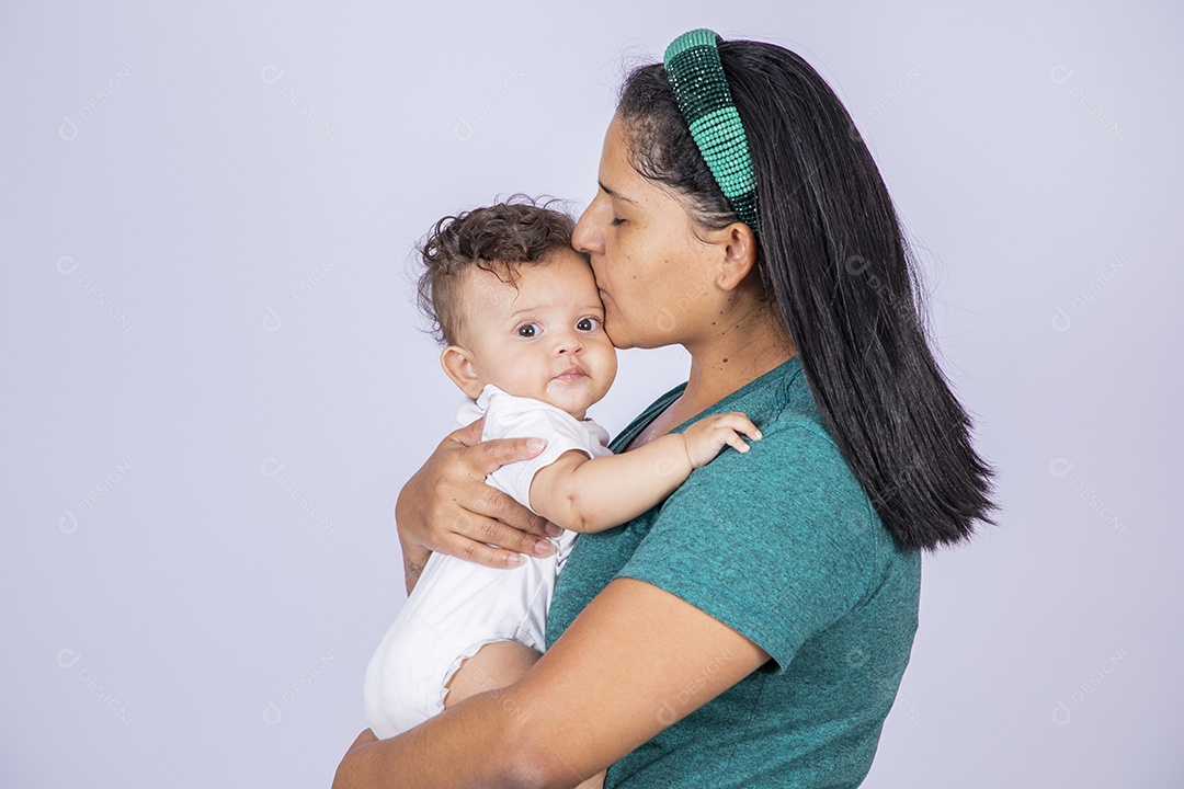 Mãe dedicada e carinhosa beijando seu bebê