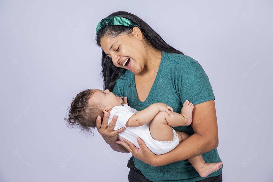 Mãe contente olhando e segurando seu bebê no colo