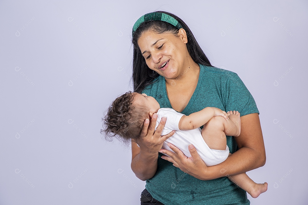 Mãe contente olhando e segurando seu bebê no colo